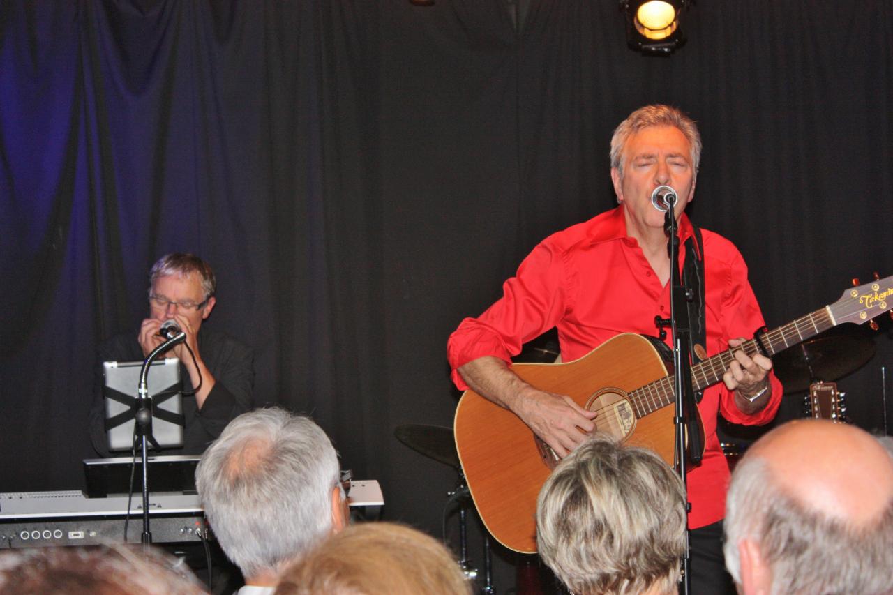 Claude Justice à l'harmonica dans la chanson 