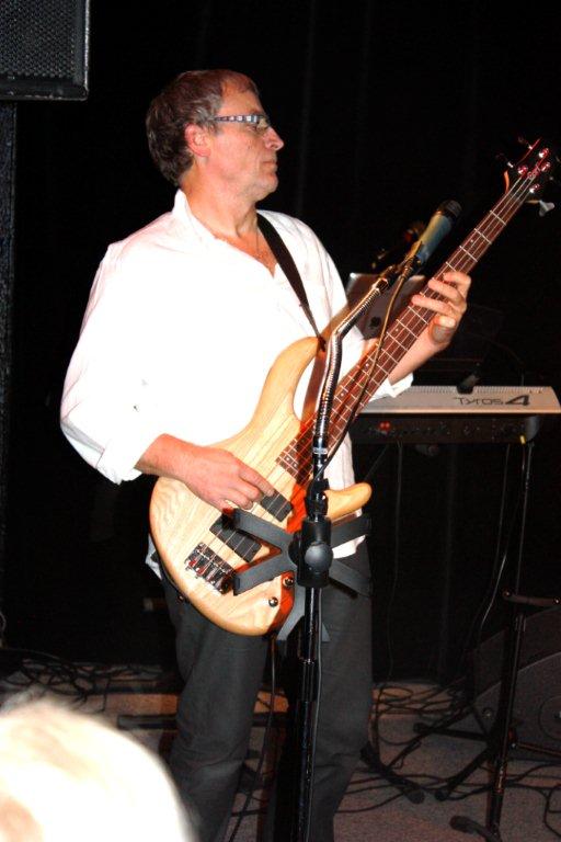 Claudio à la guitare basse